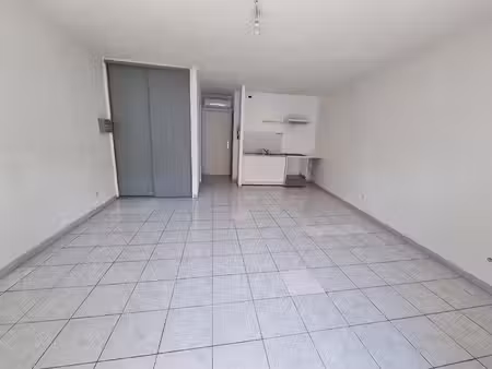 marignane centre ville studio à louer de 29.48 m2 dans un immeuble de trois logements