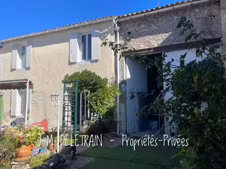 vélines  maison de bourg en pierre avec atelier d'artiste et grandes dépendances
