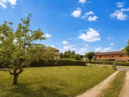 à vendre – terrain de 614 m² non viabilisé en plein cœur de saint-jean-de-thurigneux –