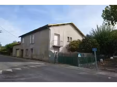 immeuble en ville 2 appartements avec cours et garages