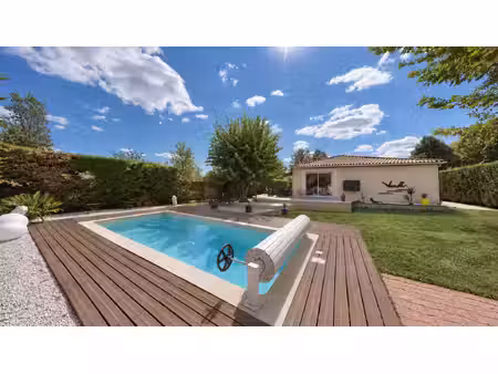 maison de plain-pied 3 chambres  piscine et grand garage