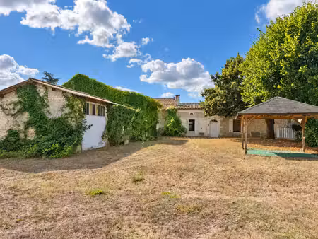 maison en pierre avec deux logements et de nombreuses dépend