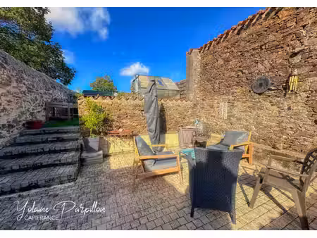 maison de bourg avec 2 chambres et un jardin clos à chavagnes en paillers (85)