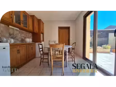 maison spacieuse avec atelier indépendant et jardin clos  à
