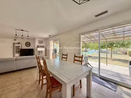 villa contemporaine avec piscine sur grand terrain arboré  montfrin