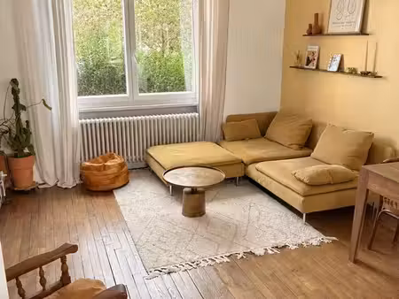 maison mitoyenne ancienne rénovée avec cachet – 2 chambres + bureau – jardin  garage et ca