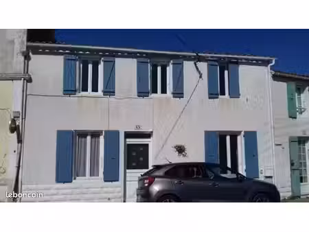 grande maison de bourg avec cour