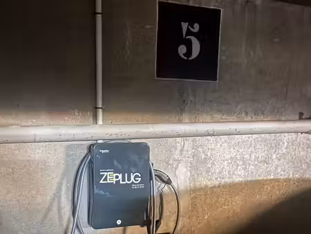 place de parking avec borne de recharge électrique — boulogne-billancourt