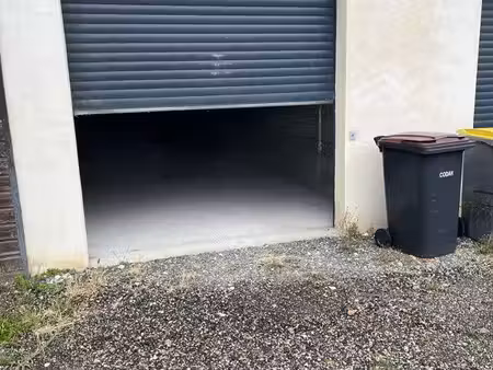 garage ou hangar de stockage