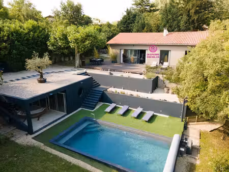 sur la commune de roussillon  maison sur deux niveaux  184m2