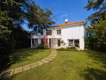 maison 8 p de 220 m2 avec terrasse et jardin arboré de 1195
