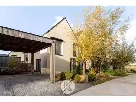 recente  lichtrijke woning met carport