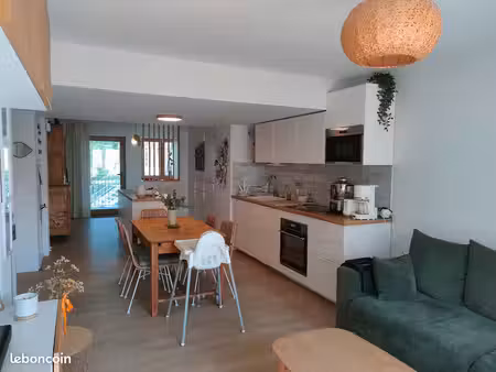 t3 meublé excellent état avec terrasse – parking couvert – classe énergie a