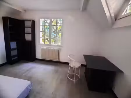 chambre meublée dans une grande maison