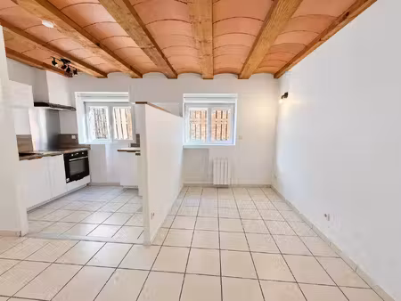 location à l'année appartement rénové avec mezzanine bag