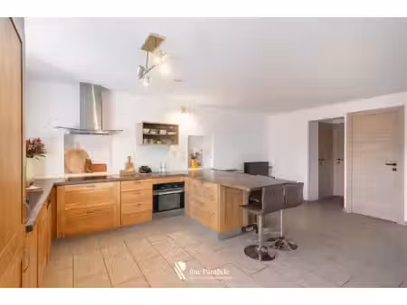 appartement t2 rénové avec terrasse  jardin privatif & 3 stati