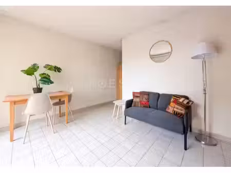 t2 climatisée avec terrasse et parking