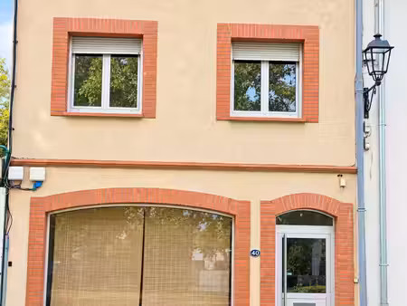 ensemble immobilier sur 3 niveaux mesurant 120 m2 avec jardi