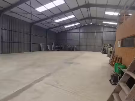 vannes est - local d'activités isolé de 500 m²