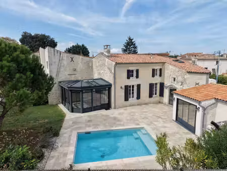 charmante maison charentaise avec sa piscine