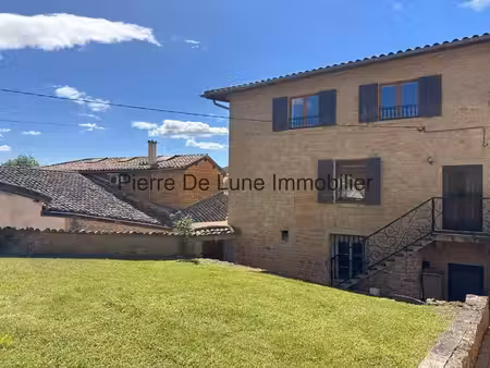 maison en pierres dorées