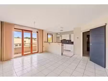 t2 de 49 m2 avec balcon  cave et parking en sous-sol secte