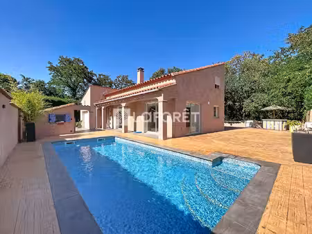 villa 4 faces avec piscine  jardin et garage