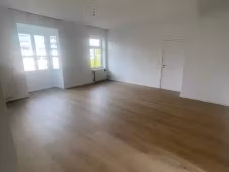 appartement entièrement rénové de 5 chambres – place keym