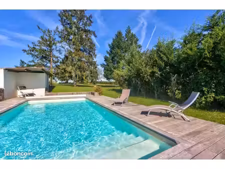 maison en pierre rénovée avec piscine et terrain arboré