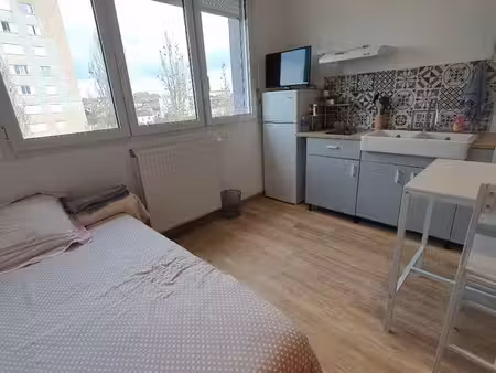 studio toutes charges comprises