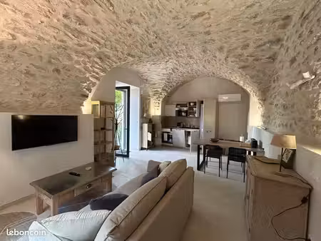 t2 meublé 42 m2 avec terrasse 20 m2 – climatisation – parking privatif