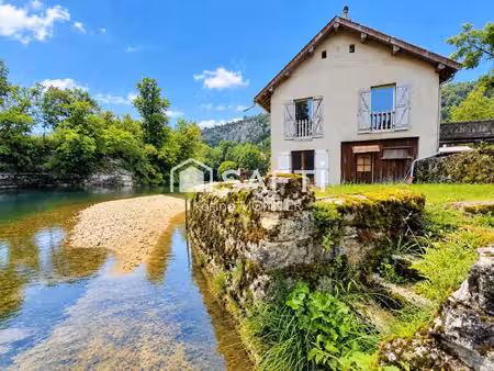 maison en pierre située en bord de rivière