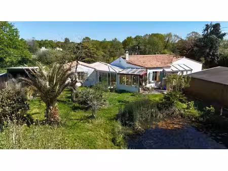 maison située en campagne.