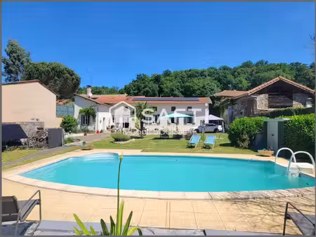 belle prestation  maison t4 de 138m² et son studio t1 environ 28m²  combles  terrasses  co