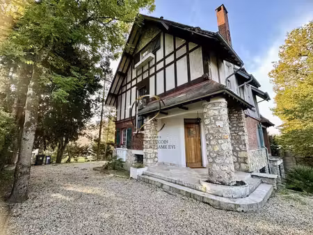 maison individuelle élevée sur rez-de-jardin  8 pièces  6 chambres