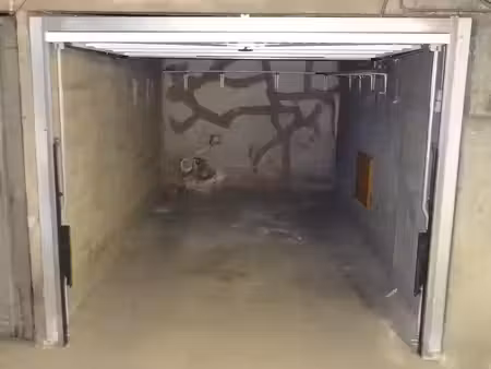 a louer garage -port nice- lech walesa -pour petite citadine uniquement