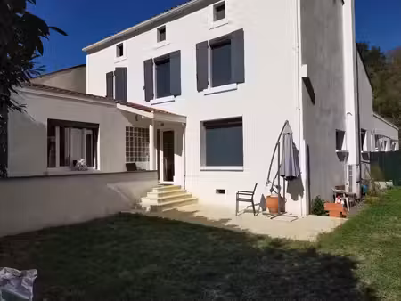 venez découvrir cette charmante maison avec ces deux studios indépendants et sa piscine ho