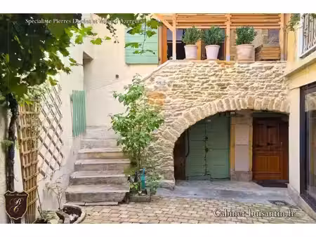 maison de village en pierres avec terrasse et cour