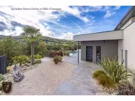 maison contemporaine avec vue imprenable et piscine