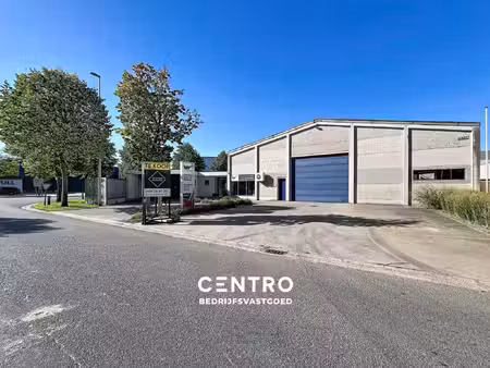 magazijn met bureel (± 840m²) op industriezone met gelijkvloerse lichtrijke woonst (o.a. 3