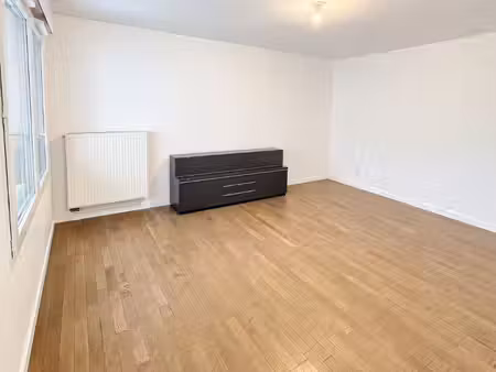 beau studio 30 m2 a 2min de la gare de becon sans vis a vis
