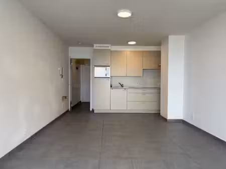 ongemeubelde studio met zeezicht