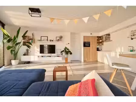 lichtrijk hoekappartement met terras in hartje lanaken