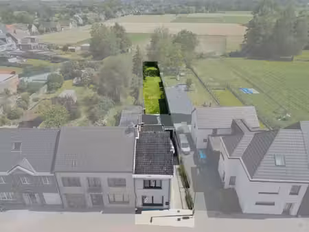 halfopen bebouwing met 3 slpk  diepe tuin én garage!