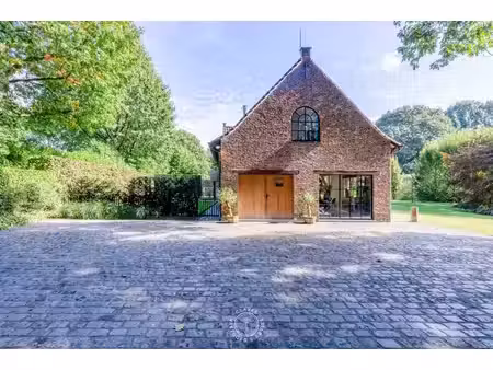 villa met karakter  zwembad en een zee aan groen in waasmunster
