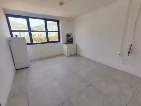 location locaux professionnels 2 pièces 93 m² à la garde (83130)  1 600 €