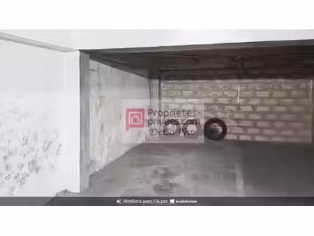 un emplacement de parking une place