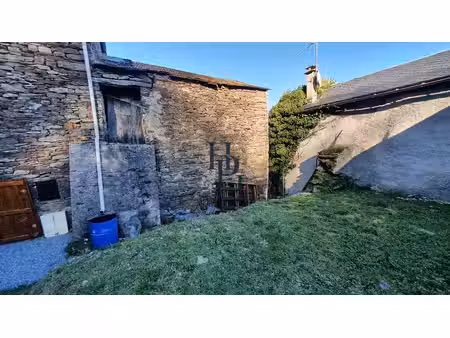 vente maison de hameau à rénover avec jardinet non attenant.