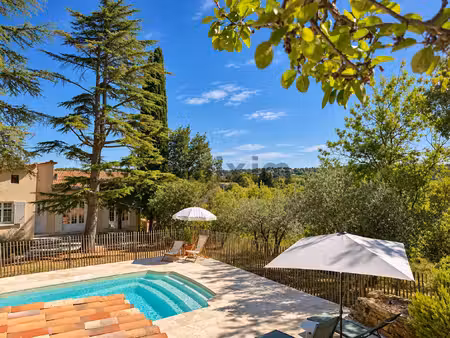 belle villa familiale rénovée avec piscine dans un écrin de