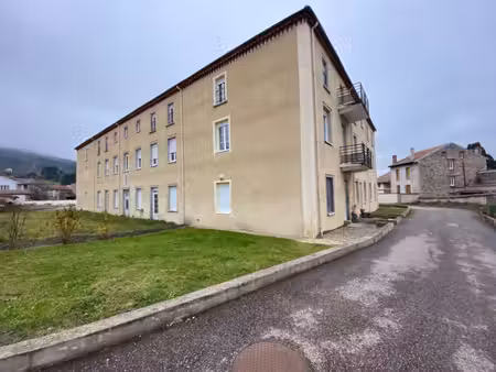 en exclusivité à saint-anthème : appartement 2 chambres avec parking